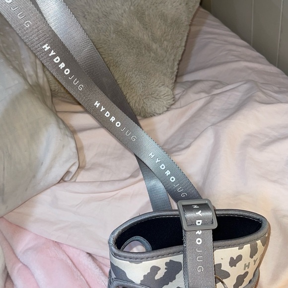 Hydro jug carrier in cheetah print - Picture 3 of 3